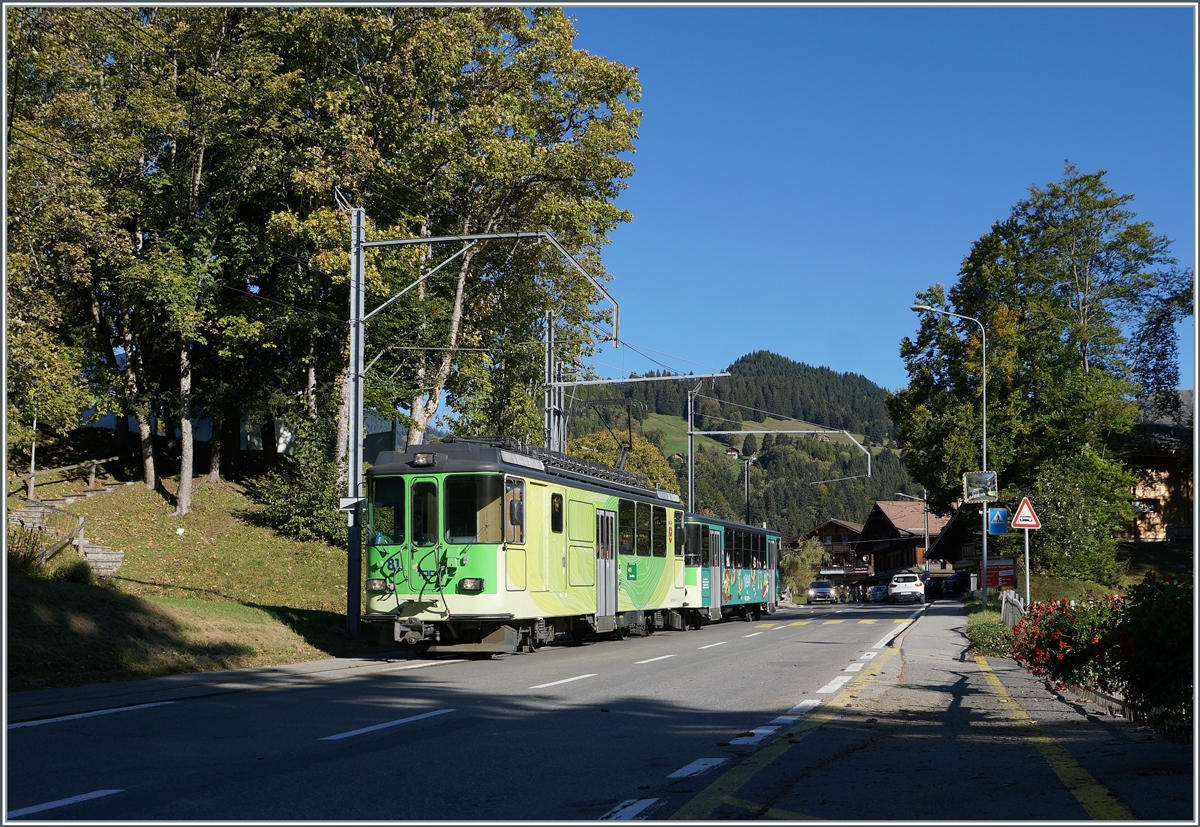 Auf dem Abschnitt von Villars sur Ollon bis Gryon verläuft das Trasse der BVB auf oder unmittelbar neben der Strasse, wie hier in La Barboleuse mit dem nach Bex fahrenden BDeh 4/4 81 mit Bt.

11. Okt. 2021