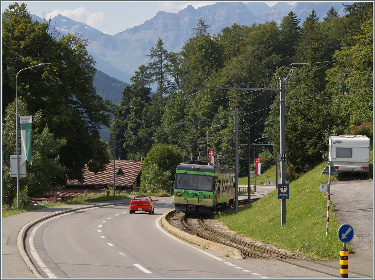 Auf dem Abschnitt von Villars sur Ollon bis Gryon verläuft das Trasse der BVB auf oder unmittelbar neben der Strasse, wie hier in La Barboleuse mit dem nach Bex fahrenden Beh 4/8 92.

24. Aug. 2021