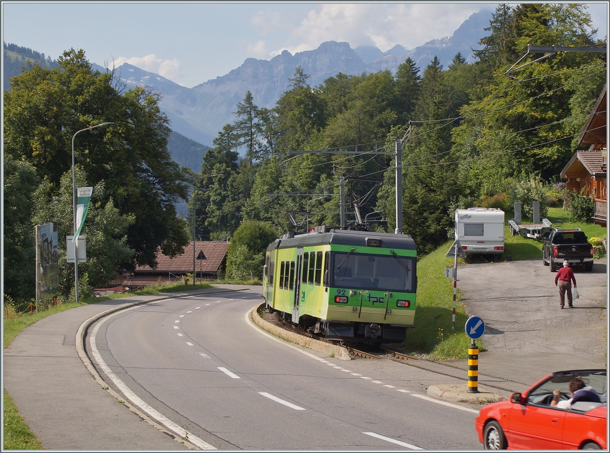 Auf dem Abschnitt von Villars sur Ollon bis Gryon verläuft das Trasse der BVB auf oder unmittelbar neben der Strasse, wie hier in La Barboleuse mit dem nach Bex fahrenden Beh 4/8 92. 

24. Aug. 2021