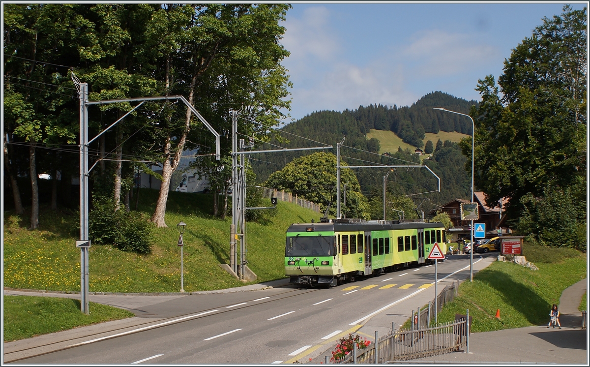 Auf dem Abschnitt von Villars sur Ollon bis Gryon verläuft das Trasse der BVB auf oder unmittelbar neben der Strasse, wie hier in La Barboleuse mit dem nach Bex fahrenden Beh 4/8 92. 

24. Aug. 2021