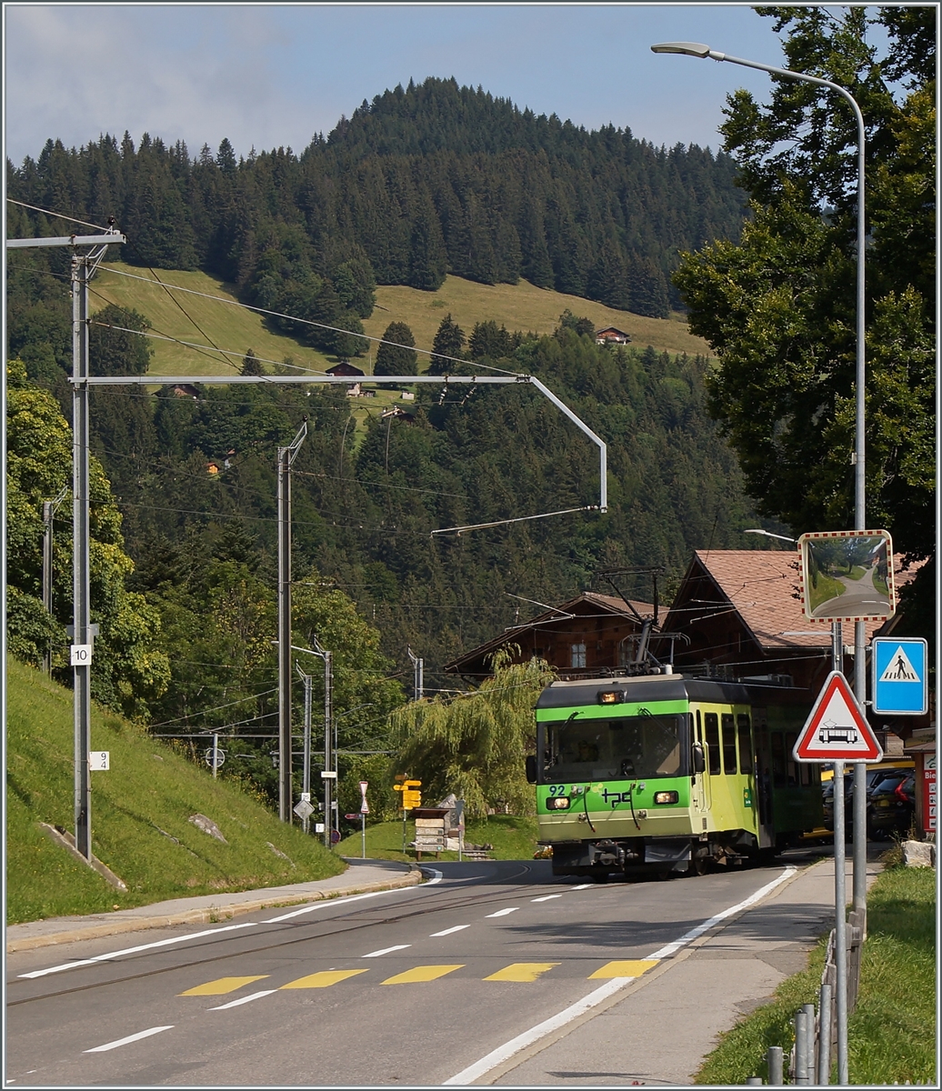 Auf dem Abschnitt von Villars sur Ollon bis Gryon verläuft das Trasse der BVB auf oder unmittelbar neben der Strasse, wie hier in La Barboleuse, wo gleich der ganze Bahnhof auf der Strasse liegt und den nach Bex ausfahrenden Beh 4/8 92 zeigt. 

24. Aug. 2021