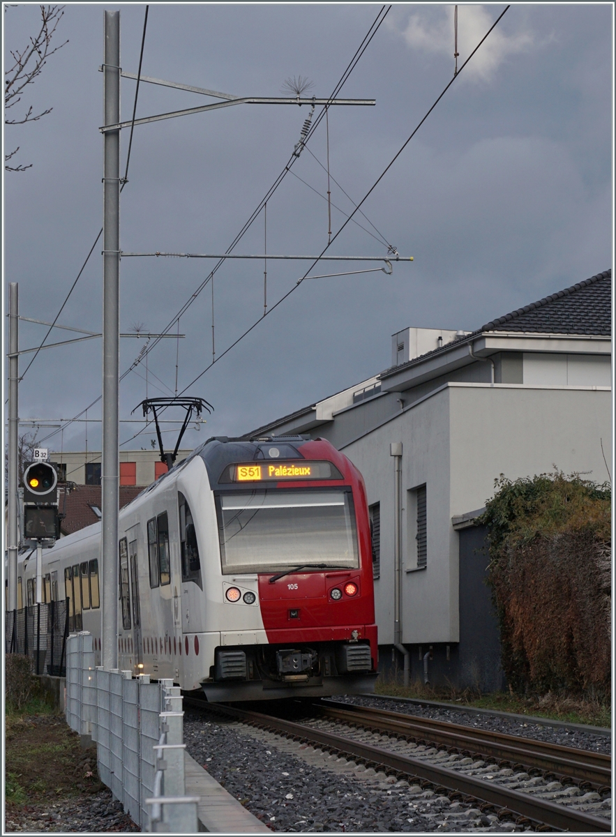 Auf dem gleichen Streckenabschnitt in Bulle ist der SURF TPF Schmalspurzug Be 2/4 - B - ABe 2/4 105 als S51 nach Palézieux unterwegs. 

22. Dezember 2022