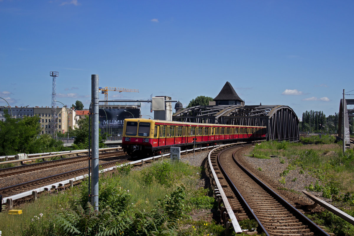 Auf dem Ring und den davon abzweigenden Strecken ist die grte Baureihenvielfalt der Berliner S-Bahn anzutreffen. Auf der S9 beispielsweise fahren noch Dreiviertelzge der Baureihe 485.