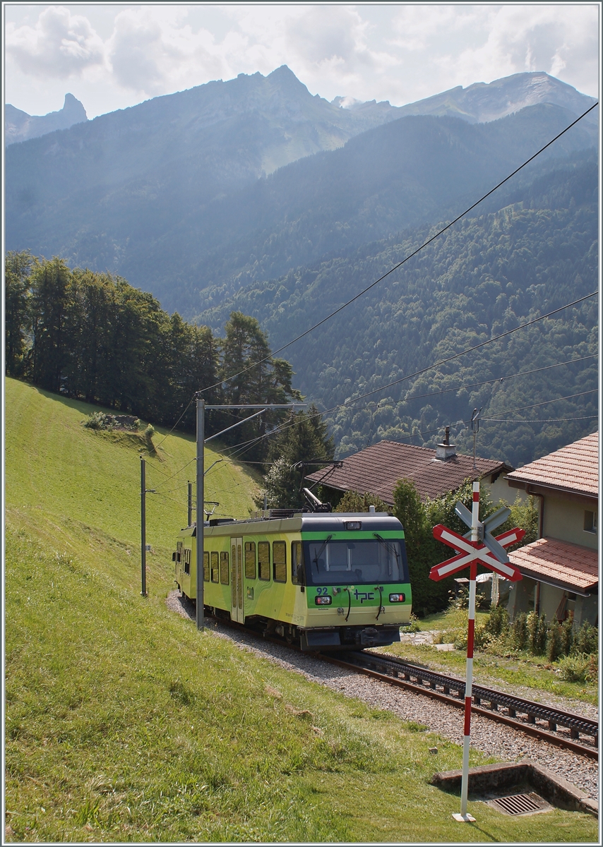 Auf dem Streckenabschnitt von Gryon bis Bevieux ist die Linie eigentrassiert. Kurz nach Les Posses ist der Bhe 4/4 92 auf dem Weg nach Bex.

24. Aug. 2021