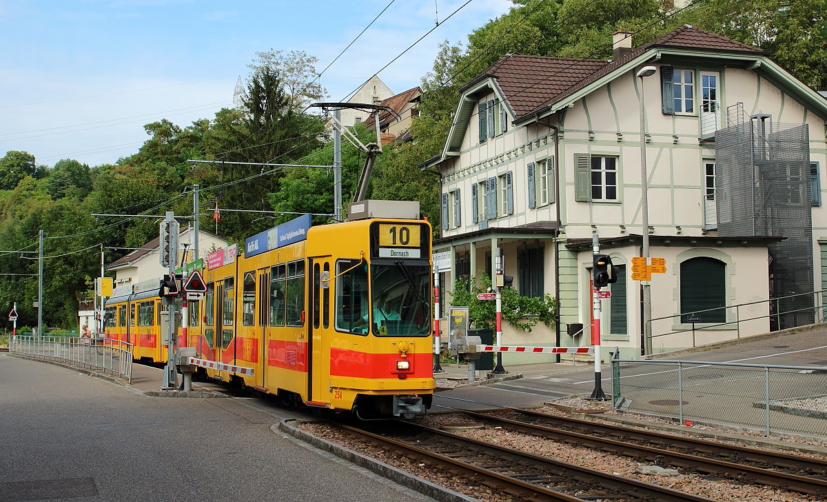 Auf dem Weg nach Dornach verlassen Be 4/8 254 und ein Be 4/6 am 08.08.2015 die Haltestelle Mnchenstein Dorf