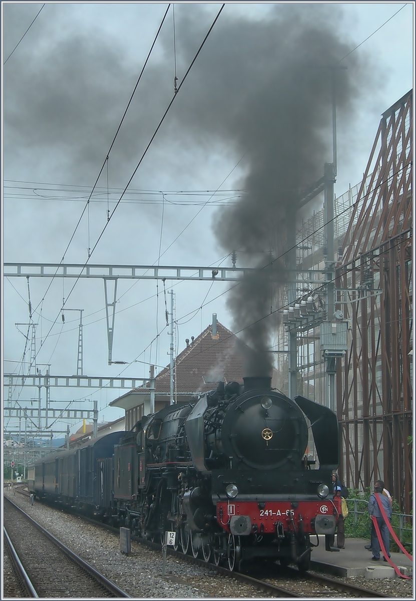 Auf dem Weg nach Genève beim Wasserfassen in Morges dampft und raucht die mächtige 241-R-65 wunderbar.

30. Mai 2009