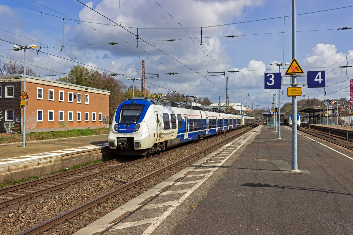 Auf dem Weg nach Krefeld hlt eine Doppeltraktion TALENT mit 9442 359 an der Spitze in Wuppertal-Oberbarmen.