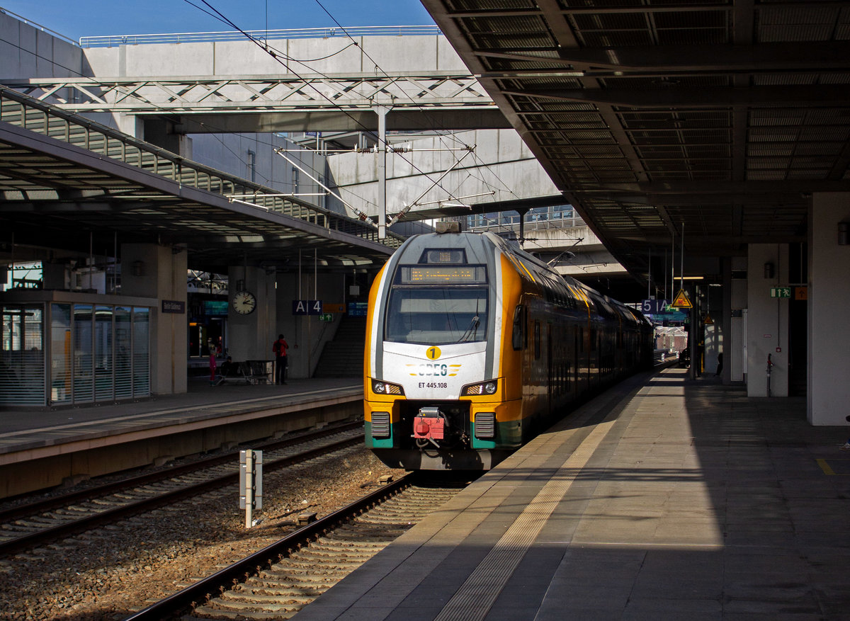 Auf dem Weg nach Ludwigsfelde hat 445 108 der ODEG einen Zwischenhalt in Berlin-Sdkreuz eingelegt und setzt sich nun fr den letzten Teil seiner Reise in die sdlichen Vororte der Hauptstadt in Bewegung.