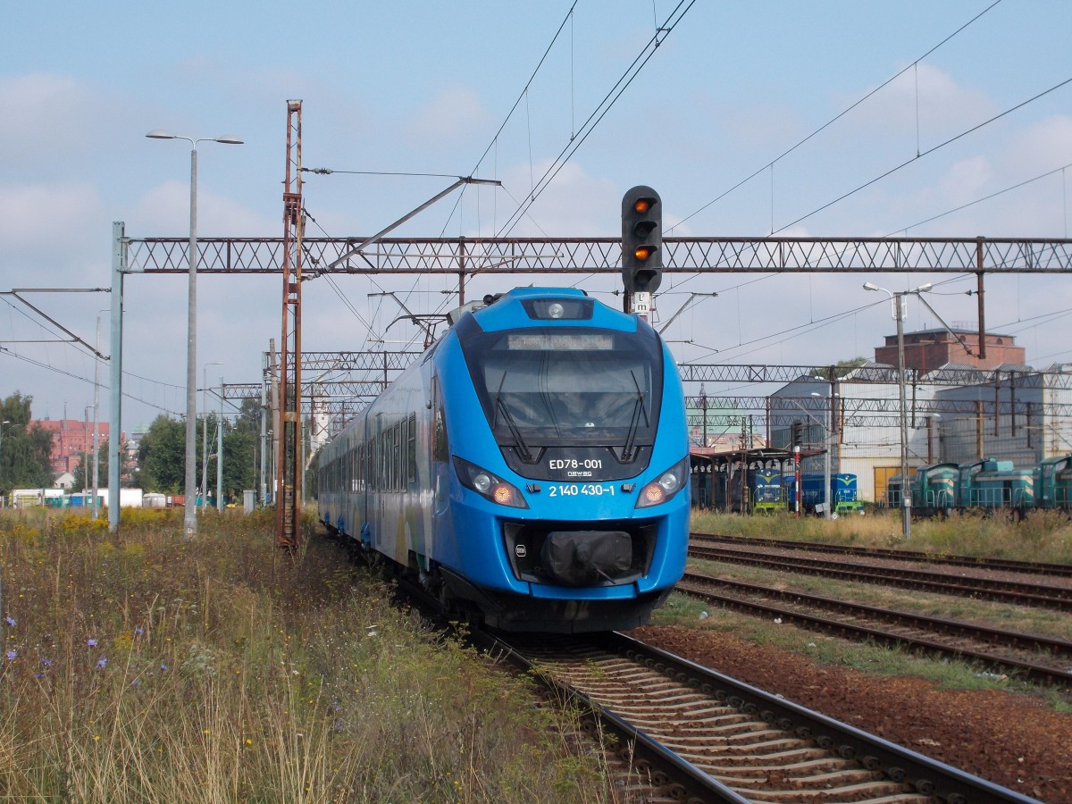 Auf dem Weg nach Szczecin Glowny war der ED78-001,am 16.August 2015,als Dieser aus Sczcecin Port Centralny aus fuhr.Rechts das CargoWerk.