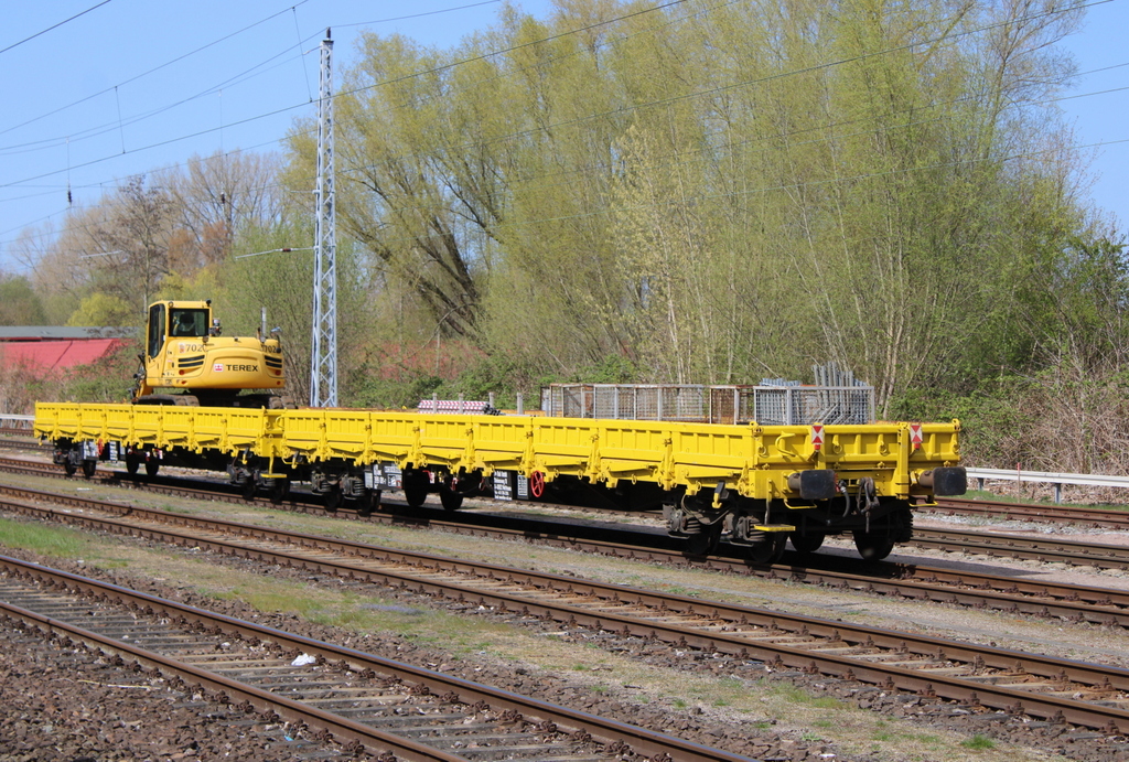 Auf dem Weg zum Kreuzfahrtschiff Aidamar bekam ich in Rostock-Bramow noch diesen Bauzug mit Bagger.22.04.2022