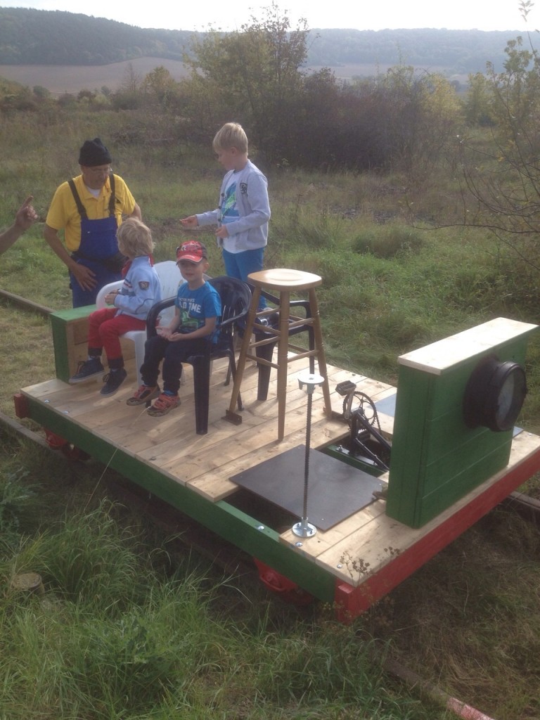 Auf einem alten Rangiergleis konnten die kleinen Besucher während dem 9. Unstrutbahnfest am 05.10.2014 in Laucha, auf einer Draisine mitfahren. (Foto: Karolin Thomas)