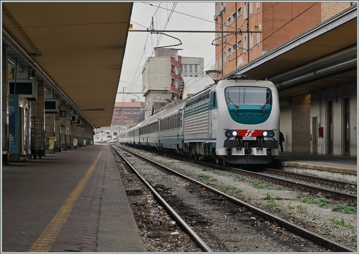 Auf den ersten Blick eine  402, doch die FS E 403 ist eine eigne, kleine Baureihe, hier erreicht die 403 005 mit einem Nachtzug Torino Porta Nuova.
10. März 2016