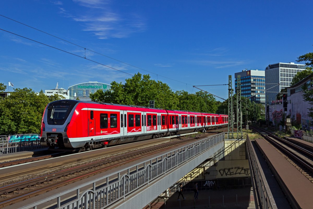 Auf der Fahrt nach Aumhle stlich der Hansestadt hat eine Doppeltraktion aus 490 024 und einem weiteren Triebwagen soeben den Haltepunkt Hamburg-Dammtor verlassen.