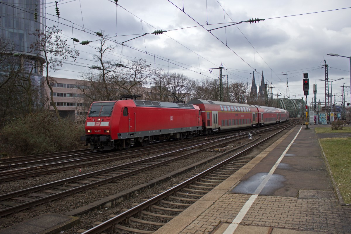 Auf der Fahrt nach Emmerich erreicht 146 021 mit ihrem RE5 am 25.02. Köln-Deutz.