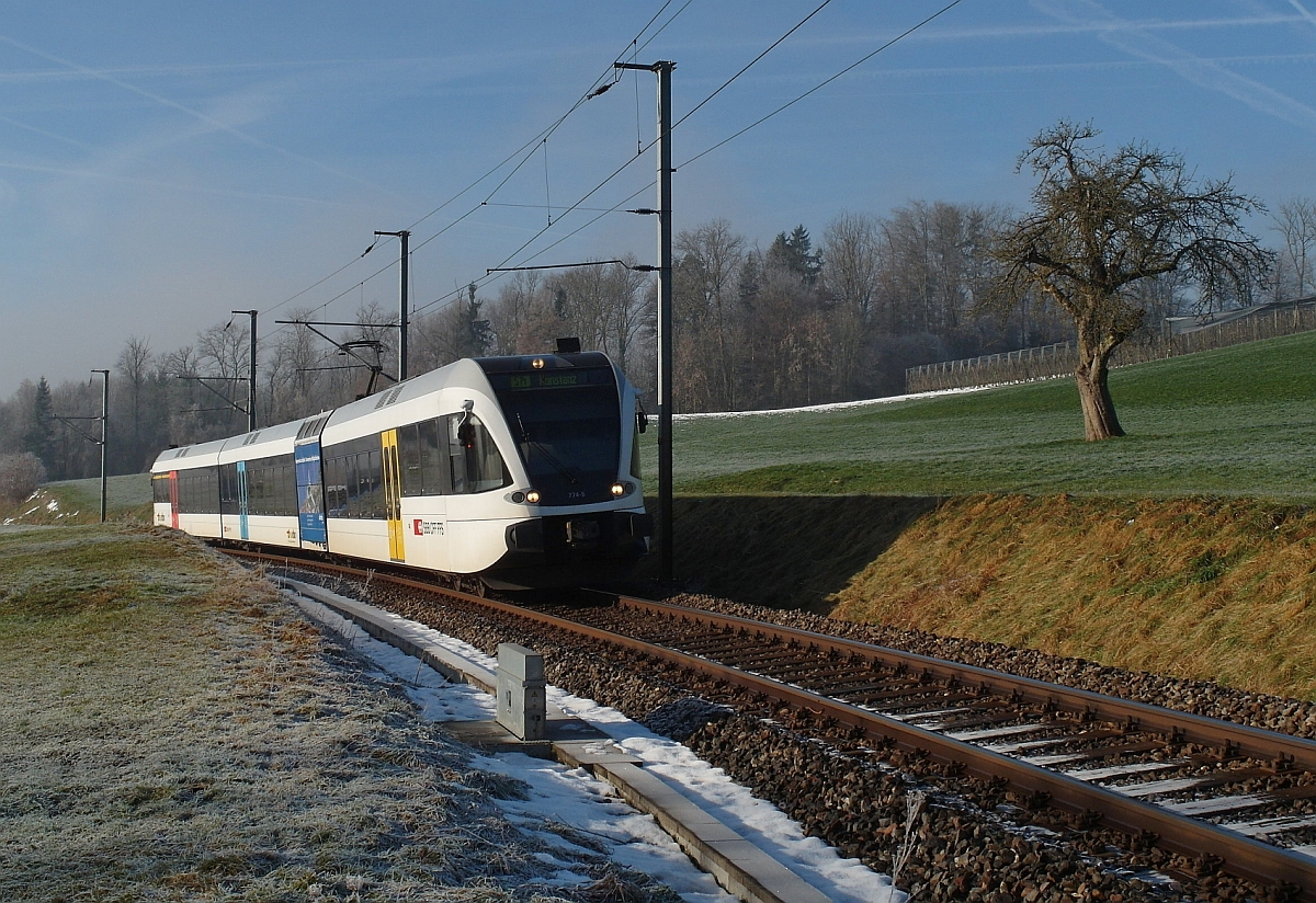 Auf der Fahrt von Weinfelden nach Konstanz befindet sich RABe 526 774-5, am 06.01.2015 unterwegs als S14 25842, wenigen Minuten vor dem nächsten Halt, der Station Kehlhof.