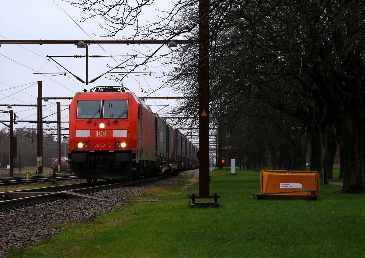 Auf Gleis 1 im Pbf Padborg hat Einfahrt die DBS/RSC 0185 331-3 mit ihrem KLV Zug, Padborg 08.12.2013