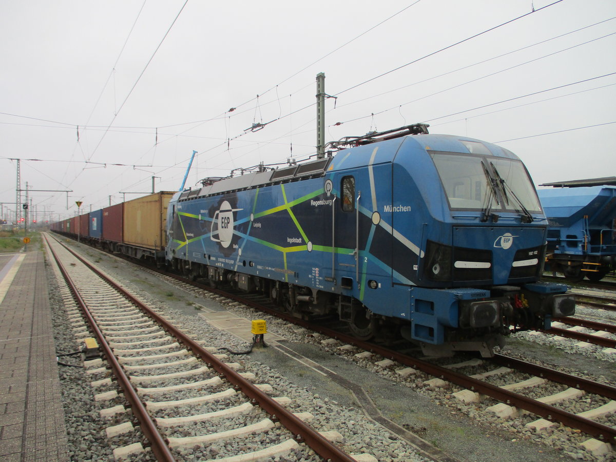 Auf Grund von Bauarbeiten in Lietzow,konnte der Chinacontainerzug nicht bis Mukran fahren.So endtete die Fahrt von der EGP 192 102,am 11.November 2020,schon in Bergen/Rügen.Die Container wurden in Bergen/Rügen auf LKW verladen und nach Mukran gebracht.