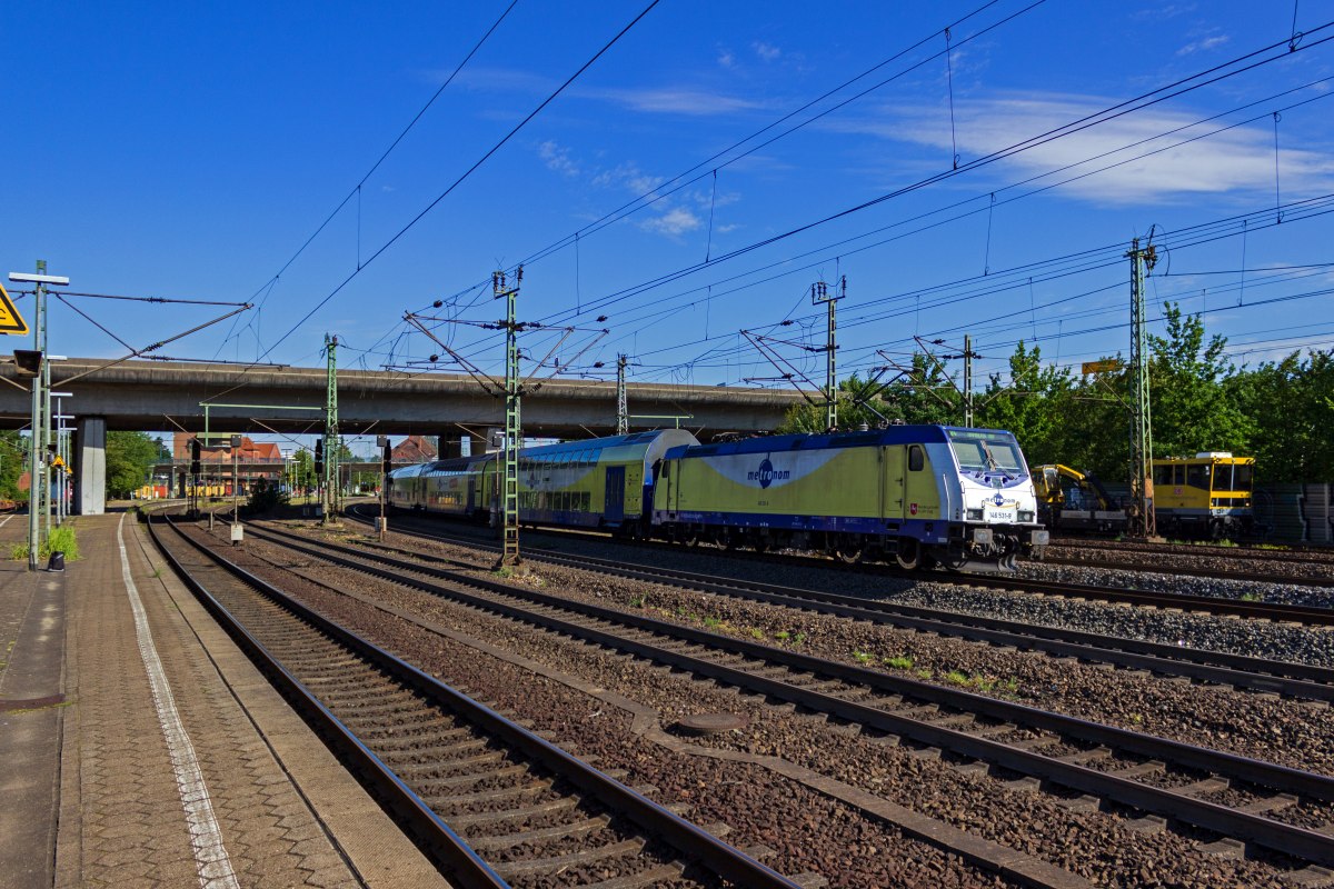 Auf den von Hamburg nach Bremen und Hannover fhrenden Strecken verkehren die Doppelstockzge von metronom in dichtem Takt. 146 531 schiebt am 05.08.2020 einen RE aus Bremen in Richtung Hamburg Hbf.