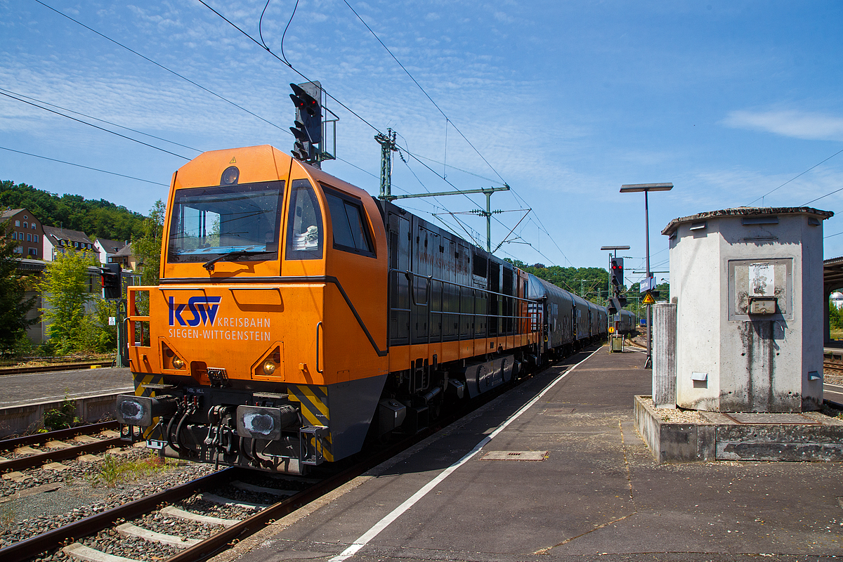 Auf der Hellertalbahn läuft alles wie am Schnürchen, auch wenn in Betzdorf (Sieg) Bahnchaos war....
Die KSW 43 (92 80 1273 018-2 D-KSW) der KSW (Kreisbahn Siegen-Wittgenstein), fährt am 17.06.2022 mit einem beladenen Coilzug (VTG Coilwagen der Gattung Shimmns-ttu) durch den Bahnhof Betzdorf (Sieg), nun über die Hellertalbahn in Richtung Herdorf, zum KSW Rbf (Betriebsstätte Freien Grunder Eisenbahn - NE 447). Von Herdorf geht es später (meist durch eine andere Lok) nach Neunkirchen-Salchendorf zum Pfannenberg.
