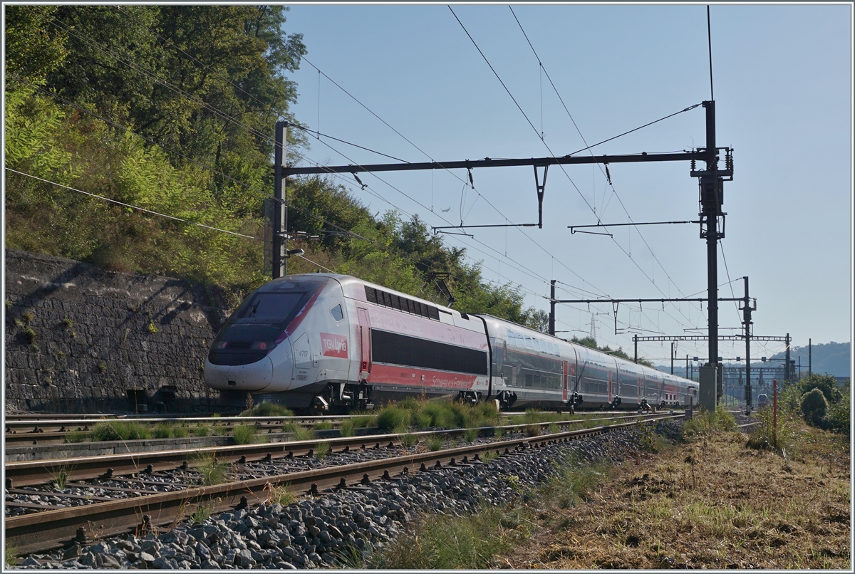 Auf einer Karte habe ich entdeckt, dass es von La Plaine (Schweiz) nach Pougny-Chancy (Frankreich) einen schnen Weg gibt, der zum grsstenteils der Bahnlinie folgt und dies erst noch aufder lichttechnisch bevorzugten sdlichen Seite. Und so machte ich mich auf, von La Plaine nach Pougny: Schon in La Plaine entdeckte ich ein interessantes Detail: Die SBB-Wechselstromfahrtleitungsanlage fr 25000 Volt, 50 Hertz, welche hier noch die alten SNCF Gleichstrommaste nutzt. Zu sehen ist auch der Lyria TGV 9761 von Paris Gare de Lyon nach Lausanne bestehend aus dem Rame 4717.

6. Sept. 2021 