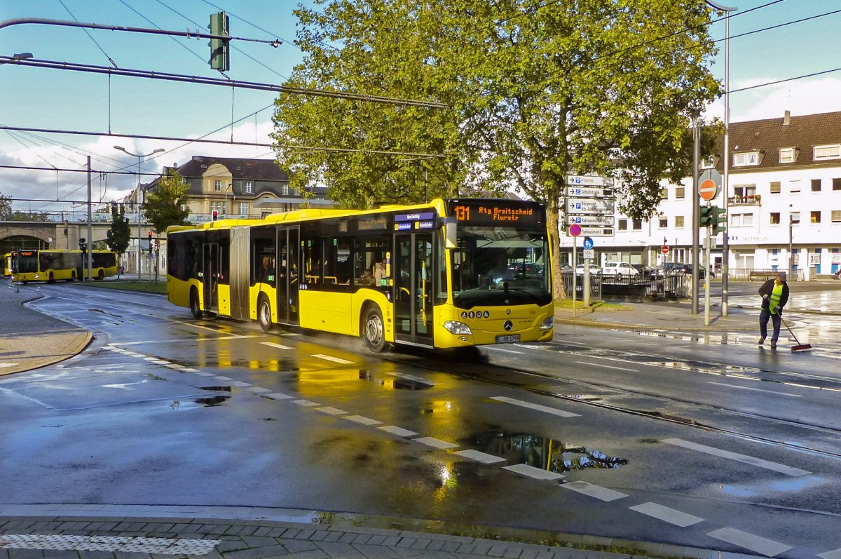 Auf der Linie 131 ist Wagen 1798 der Ruhrbahn am 02.10.19 auf dem Weg nach Ratingen.