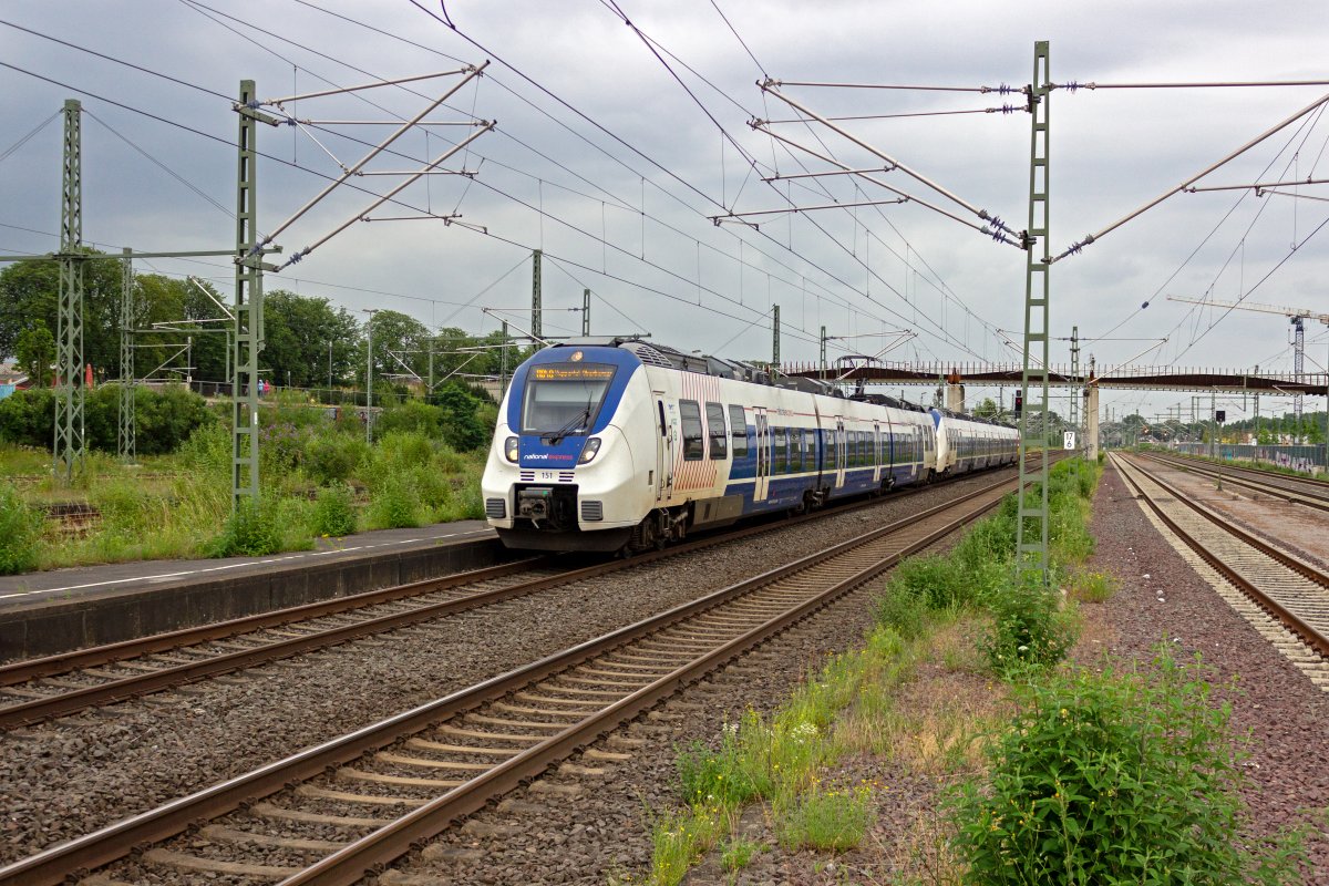 Auf der Linie RB48 nach Wuppertal-Oberbarmen sind die Triebwagen 9442 151 und 9442 357 nur noch wenige Meter vom nchsten Zwischenhalt in Opladen entfernt.