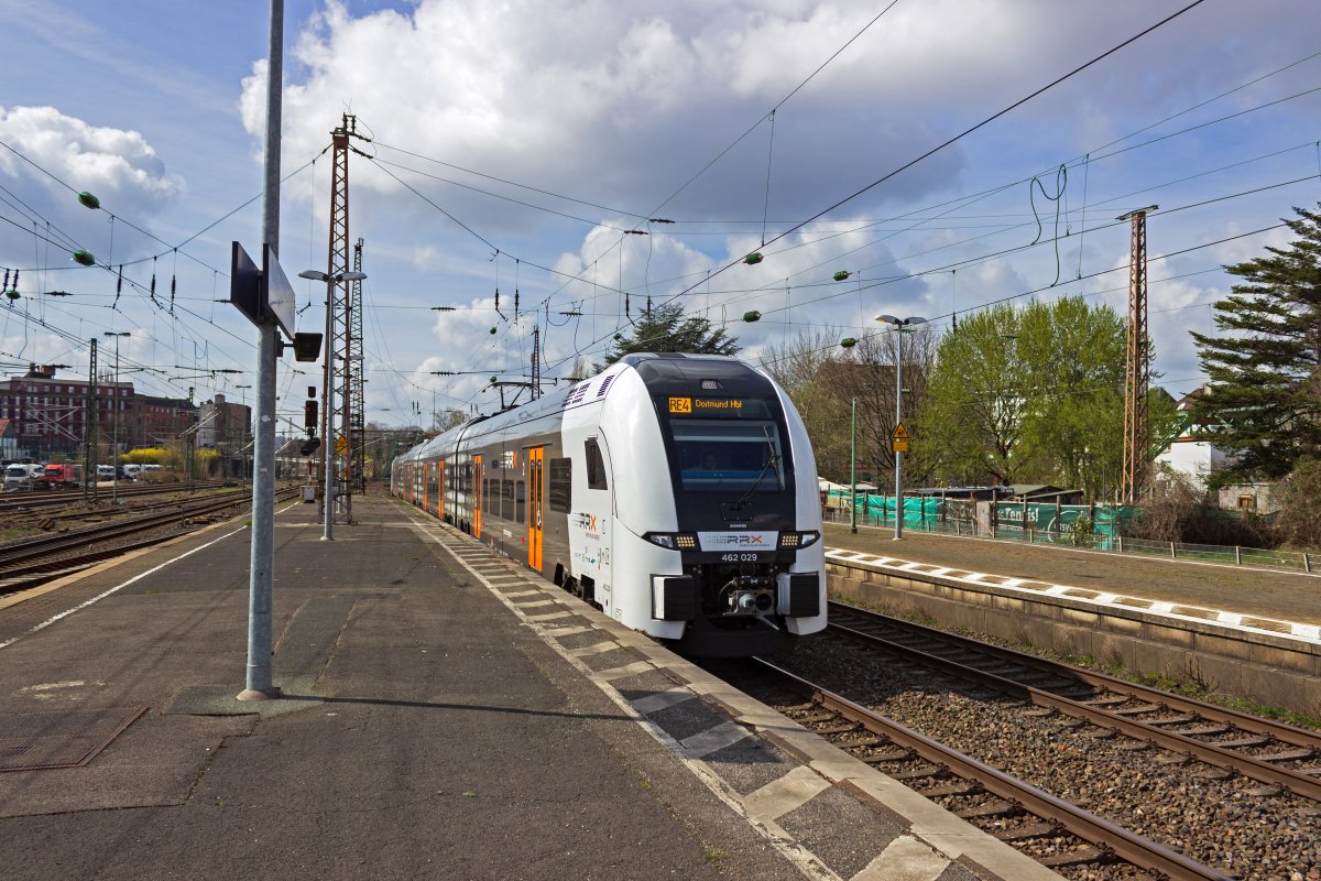 Auf der Linie RE4 fahren die Desiro HC-Triebwagen derzeit noch einzeln und nicht in Doppeltraktion, wie auf den anderen Linien des RRX-Vorlaufbetriebs. Der Grund dafr drften Bauarbeiten an den Bahnsteigen in Dortmund sein. Genau dorthin war am 03.04.2021 462 029 unterwegs.