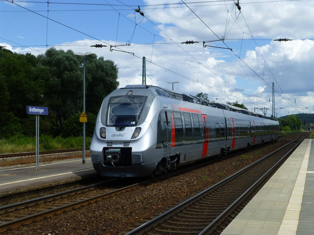 Auf der nrdlichen Seite des Inselbahnsteigs halten die Zge der Relationen Erfurt - Naumburg. Am 3.7. 16 ist das eine RB nach Eisenach, genau genommen 442 310.