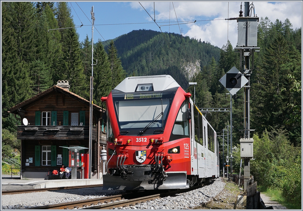 Auf der Rückfahrt des Alegras war auch ich schon in Davos Wiesen angekommen und konnte ihn beim Halt in der schmucken Station fotografieren.
12. Sept. 2016