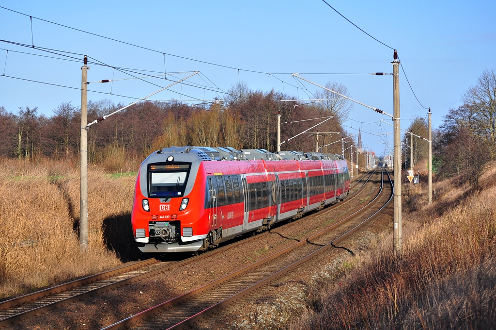 Auf der S2 (Warnemünde-Rostock-Schwaan-Güstrow)ist am 12.01.2014 der 442 337 unterwegs.Hier kurz vor seinem nächsten Halt in Papendorf.