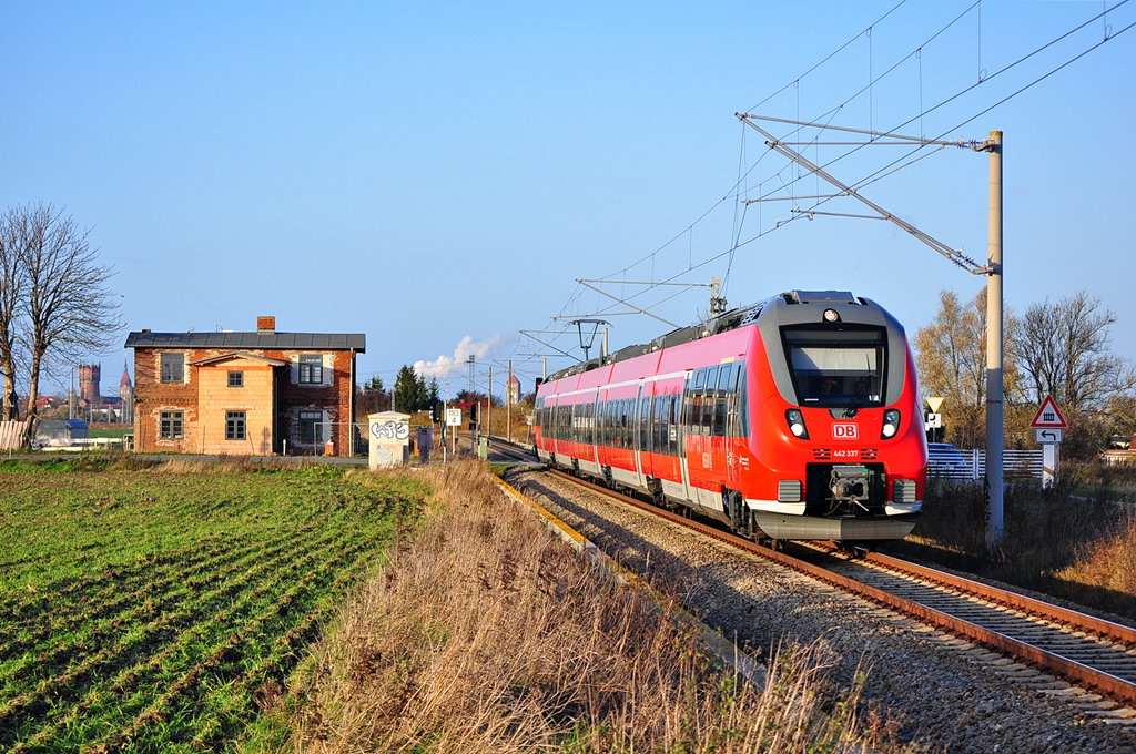 Auf der S3 von Rostock nach Gstrow ist am 13.11.2013 der 442 337 unterwegs.