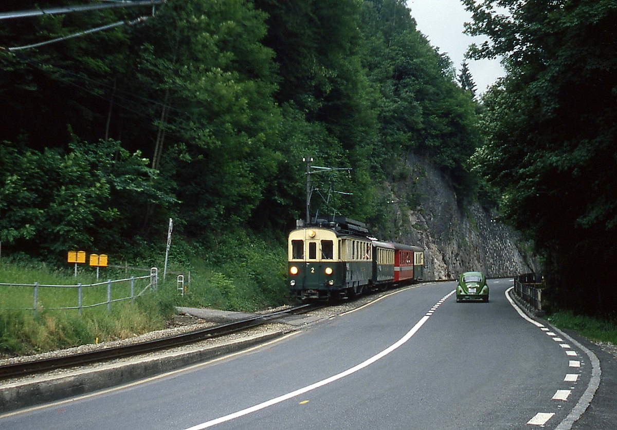 Auf seinem Weg von Teufen nach Gais begegnet ABDeh 4/4 2 der SGA im Frühjahr 1979 einem damals noch alltäglichem VW Käfer