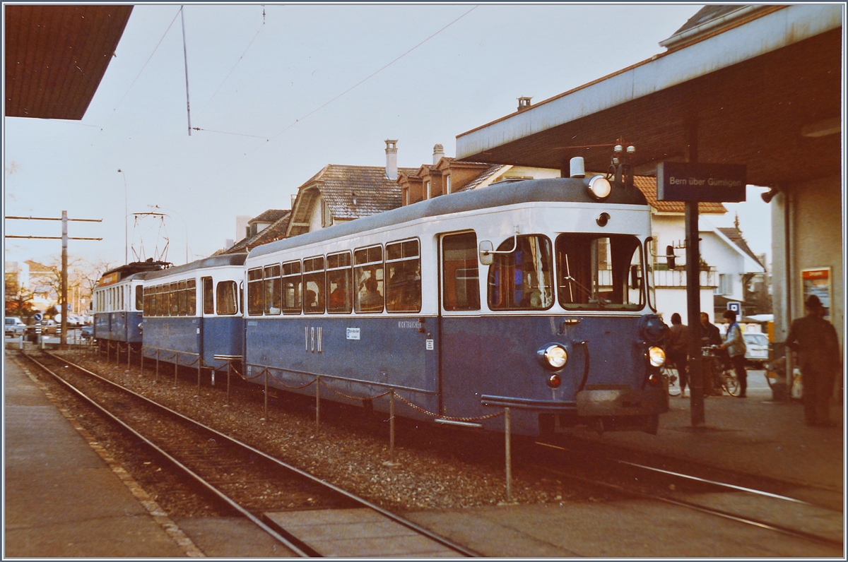Auf der Suche nach einem  Mandarinli  bin ich - bildlich gesprochen - über dieses  blaue Bähnli  gestolpert: In Worb Dorf wartet der VBW BDe 4/4 N° 35, mit einen Zwischen- und Steuerwagen auf die Abfahrt nach Bern Kirchenfeld. Interessanterweise ist das so typisch urige  Blaue Bähnli  in diesem Fall gar nicht so sehr schweizerisch, stammen doch Zwischen- und Steuerwagen aus Rastatt, bzw. waren vor der Übernahme an die VBW in Pforzheim im Einsatz. Der ex Zwischenwagen 338 erhielt vom VBW BDt3 241 die Führerstands Einrichtung und ist nun als Steuerwagen 233 unterwegs.

Analogbild vom 29. Nov. 1984