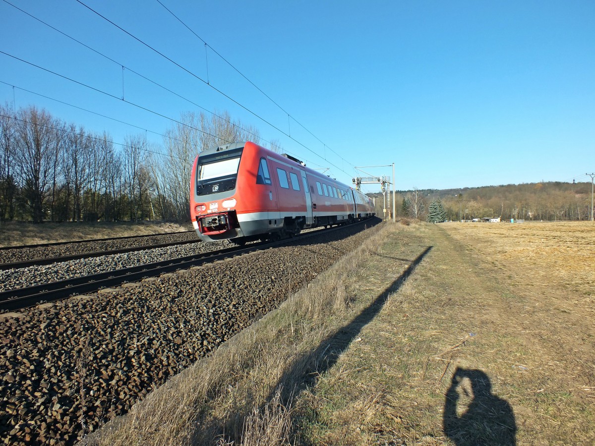 Auf der Thringer Ost-West-Verbindung sind die Triebwagen der Baureihe 612 oft als Dreifachtraktion unterwegs. Dabei vereinen sie gerne auch mal mehrere Linien mit unberschaubar vielen unterschiedlichen Start- und Zielpunkten aufeinander. Eine derartige Dreiereinheit mit 612 045 an der Front, einem unbekannten 612er in der Mitte und, hier im Bild, 612 133 am Schluss, legt sich bei Bischleben in die Kurve.