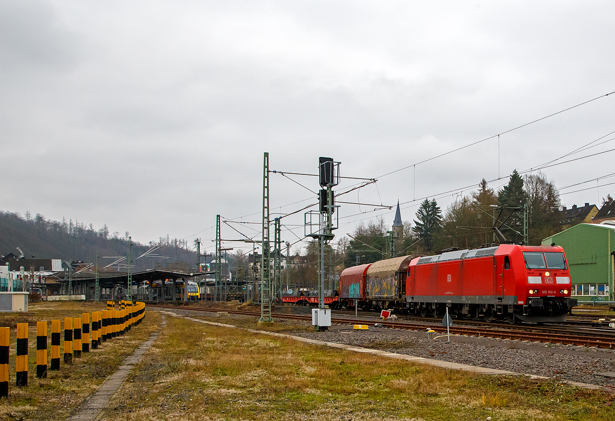 Auf Überholfahrt.....
Die 185 166-6 (91 80 6185 166-6 D-DB) der DB Cargo Deutschland AG fährt am 14.12.2021 mit einem sehr langen leere Coilzug durch Betzdorf/Sieg in Richtung Köln. Interessant ist die Tatsache das im Bahnhof (Gleis 106) auf diesem Richtungsgleis bereits der HLB VT 203 (LINT 27) zur Abfahrt bereit steht, so musste die 185 166 mit dem Güterzug den Dieseltriebwagen links auf Gleis 105 überholen und fuhr dann gleich wieder auf dem richtigen Richtungsgleis. Mit Fahrplanwechsel zum Dezember 2021 gibt es hier Durcheinander.

Die TRAXX F140 AC 1 wurde 2004 bei Bombardier in Kassel unter der Fabriknummer 33642 gebaut. 