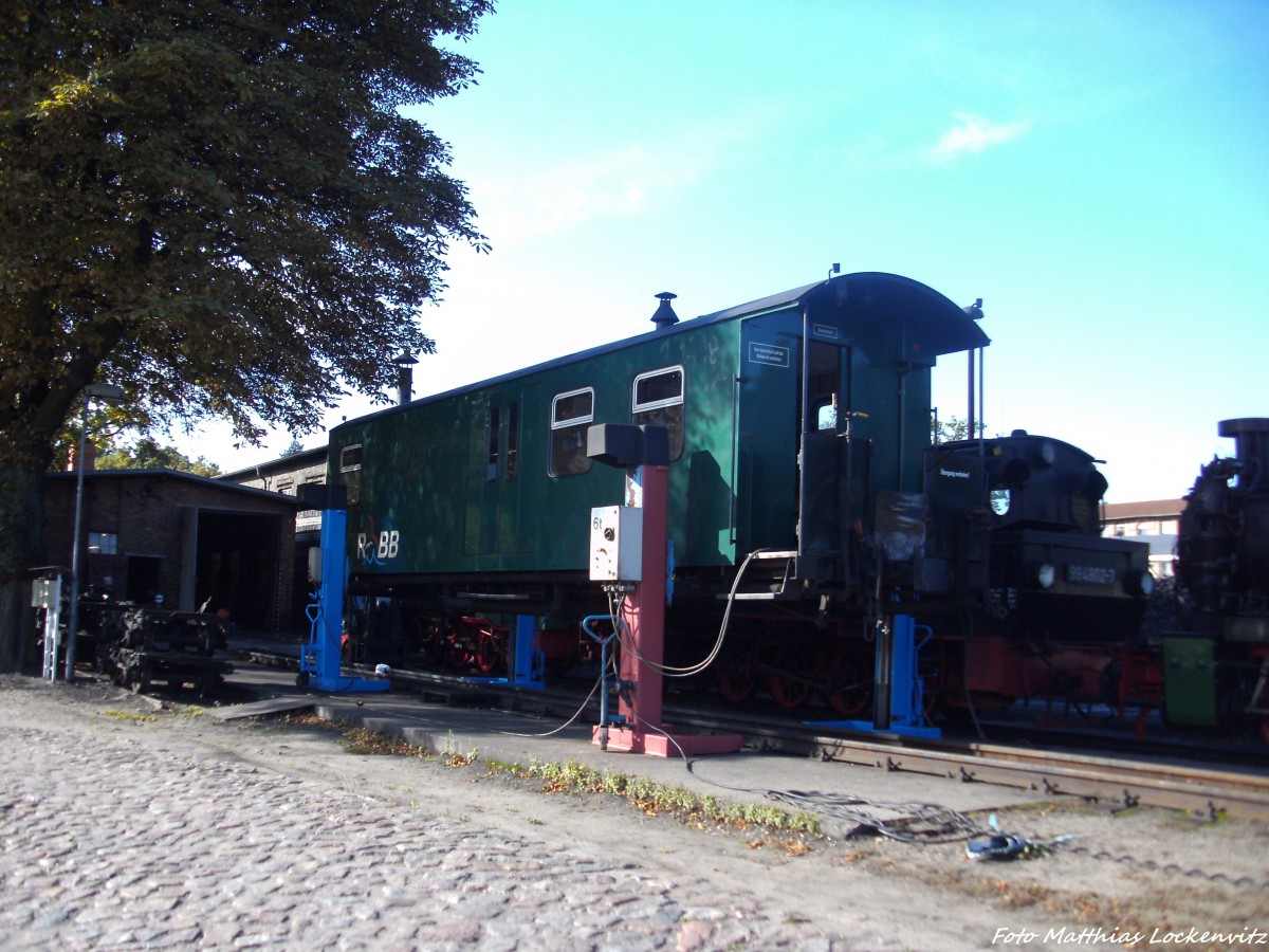 Aufgebockt sieht man RBB 974 471 im Kleinbahn BW Putbus am 17.9.13