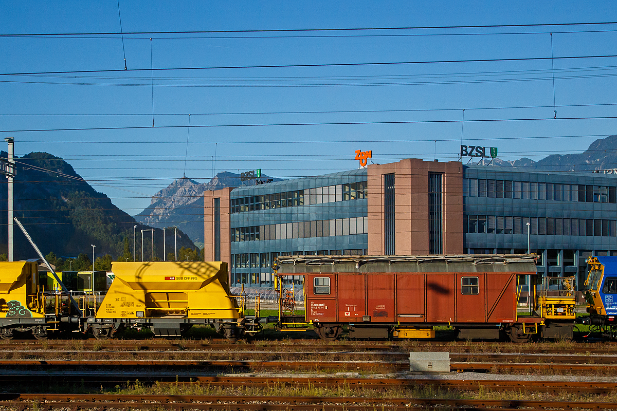 Aufgenommen aus dem Zug heraus, abgestellt am 05.09.2021 in Sargans, von links nach rechts:

Der Neuschotterwagen der Gattung Fccnpps (Xns 21 85 6439 002-7 CH-SBBI der SBB Infrastruktur.

Technische Daten:
Spurweite: 1.435 mm
Anzahl der Achsen: 2
Länge über Puffer: 10.000 mm
Achsabstand: 6.700 mm
Eigengewicht: 13.100 kg
Max. Ladegewicht: 31,9 t (ab Streckenklasse D)
Ladevolumen: 22,0 m³
Höchstgeschwindigkeit: 100 km/h beladen (120 km/h leer)
Bremse: DK-GP-A
Bremssohle: Jurid 810
Kleister bef. Gleisbogen: R 75 m
Intern. Verwendungsfähigkeit: TEN-GE

Der Montagewagen für Oberleitung Xs 40 85 95 48 453-1 CH-SBBI, der SBB Infrastruktur.

TECHNISCHE DATEN:
Spurweite: 1.435 mm
Anzahl der Achsen: 2
Länge über Puffer: 15.020 mm
Achsabstand: 9.000 mm
Eigengewicht: 23.100 kg
Max. Zuladung: 2 t
Höchstgeschwindigkeit: 100 km/h (geschleppt)
Bremse: O-GP