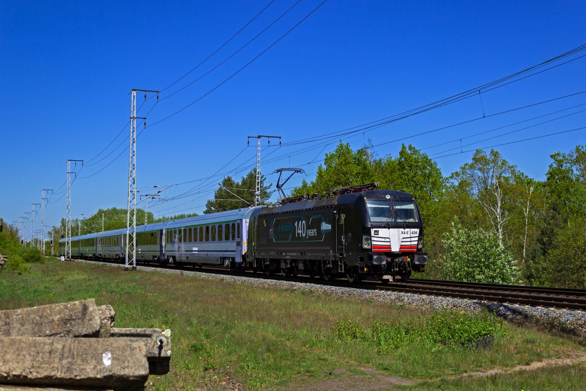 Aufgrund von Bauarbeiten auf der Stadtbahn wurden die EC in Richtung Polen Anfang Mai ber Gesundbrunnen, Lichtenberg und Wuhlheide umgeleitet, bevor die Zge ab Kpenick wieder den regulren Linienverlauf nutzten. Der EC 59 nach Gdynia nhert sich am 08.05.23 dem Abzweig Eichgestell, wo der Zug den Auenring in Richtung Osten verlassen wird.