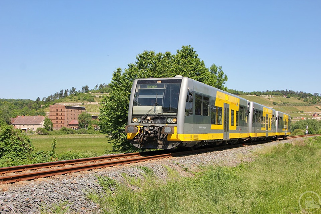 Aufgrund des hohen Fahrgastaufkommen über das Pfingstwochenende, insbesondere wegen der zwischen Roßbach (b Naumburg) und Bad Kösen stattfindenden Saale-Weinmeile verkehrten die planmäßigen Züge auf der Unstrutbahn meist verstärkt. So auch am 20.05.2018, dem letzten Jahr von der Burgenlandbahn (DB Regio) auf der Strecke zwischen Naumburg und Wangen, als 672 909 zusammen mit zwei weiteren Triebwagen soeben Freyburg verlassen hat und die Mühle Zeddenbach passierten. (Foto: Steve Franke)