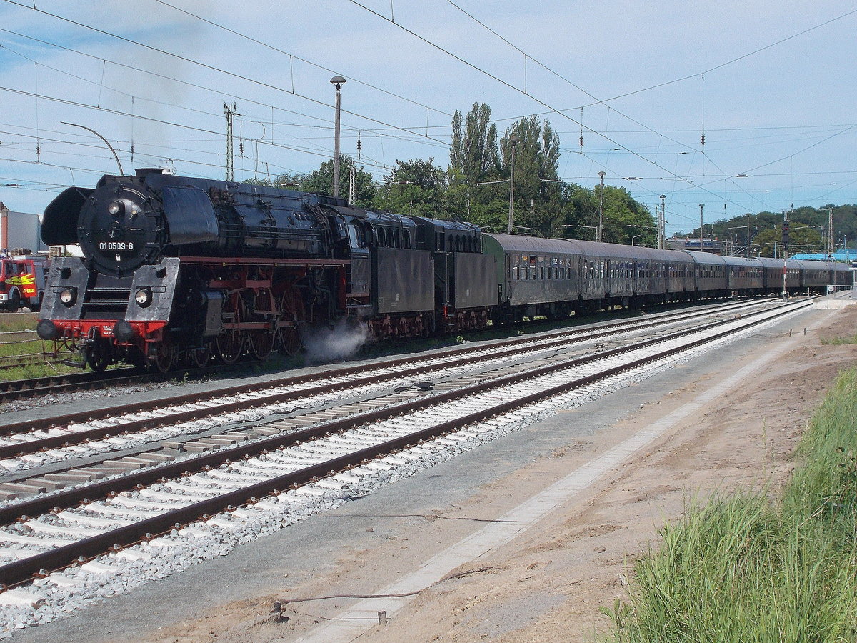 Aufwendig Rangieren mute die 01 0509,am 10.Juni 2017,in Bergen/Rgen um nach Gleis 2 zukommen.