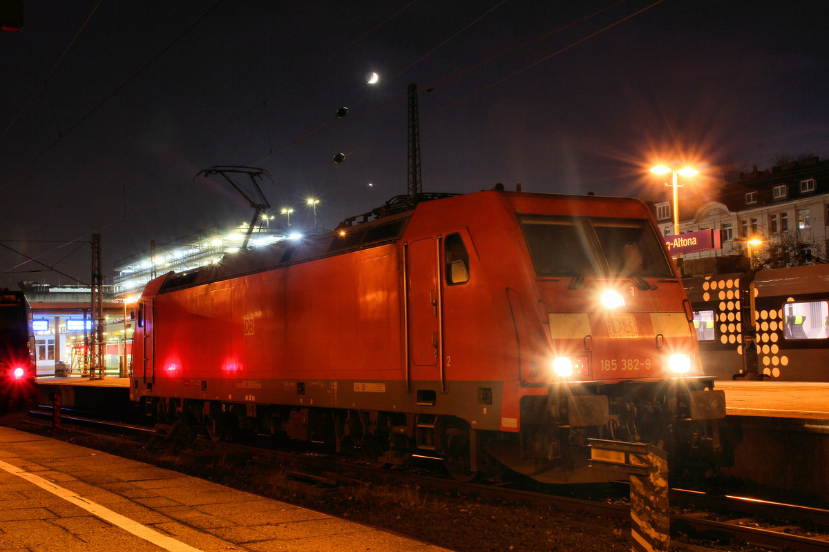 Aus der Abgstellung in Hamburg Altona kam die DB Cargo 185 382-9 am 03.12.2016 auf Gleis 8 gefahren.