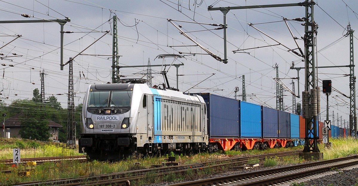 Aus der anderen Richtung kommt kurz danach die RAILPOOL 187 508 mit einem Containerzug, Oberhausen-West 09.06.2022 