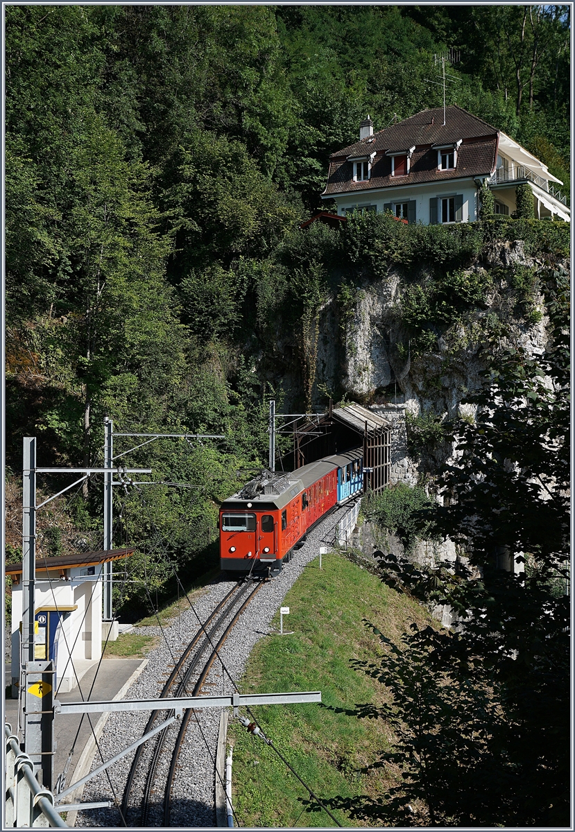 Aus Anlass des Jubiläums 125 Jahre Rocheres de Naye Bahn bietet die Zahnradbahn z.Z. täglich zwei Zugspaare unter dem Titel  La Belle Epoque fait son retour  an. Dieses Bild zeigt die He 2/2 11 mit dem talwärts fahrenden Zug (Rochers de Naye ab 16.11, Montreux an 17.10) bestehend aus den zwischen 1892 und 1909 gebauten Original-Wagen M-GL BC2 und BC 16 bei der Haltestelle Toveyre am 13. Aug. 2017.