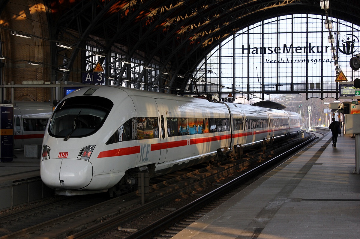 Aus Berlin kommend hält hier der ICE 1616 in Form des Triebzuges 411 027/527 im Bhf Hamburg-Dammtor. 01.04.2017
