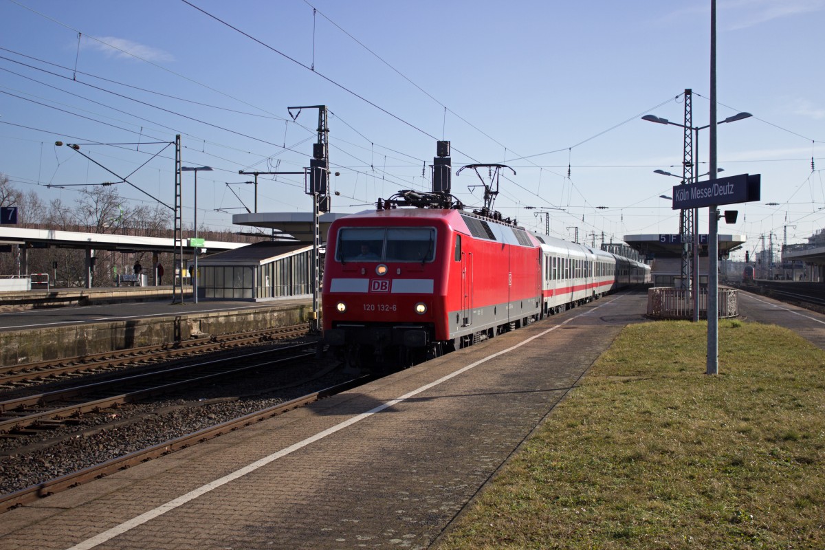 Aus dem Gegenlicht heraus fuhr 120 132 am 25.02. durch Köln-Deutz.