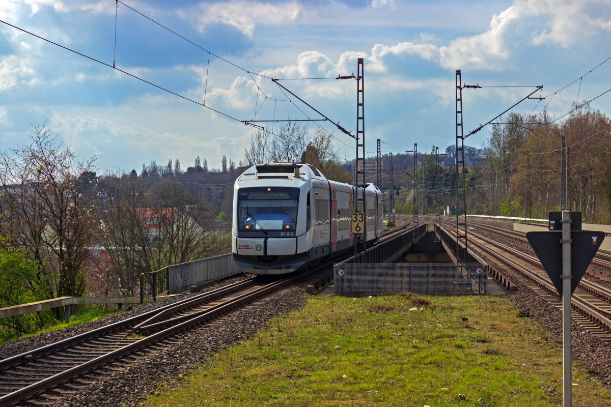 Aus dem Gegenlicht kommend wird 609 109 der Regiobahn in wenigen Augenblicken den Haltepunkt Sonnborn durchfahren. Als einzige Linie hlt die S28 dort nicht.