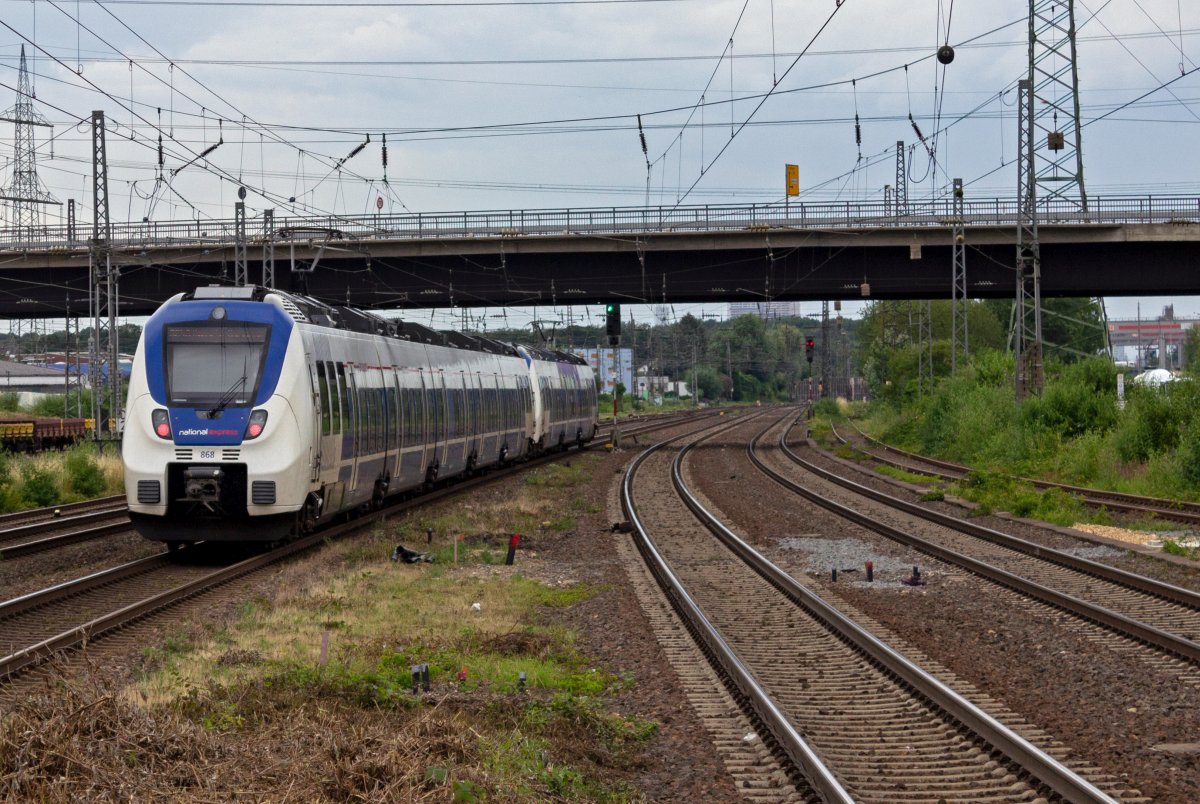 Aus dem Nahverkehr auf der Linken Rheinstrecke ist die DB vllig verschwunden. Neben der Mittelrheinbahn ist National Express heute einer der Dienstleister, die die RB-Leistungen erbringen. 9442 368 und ein weiterer TALENT verlassen den Bahnhof Hrth-Kalscheuren und werden in Krze die Stadtgrenze zu Kln berqueren.