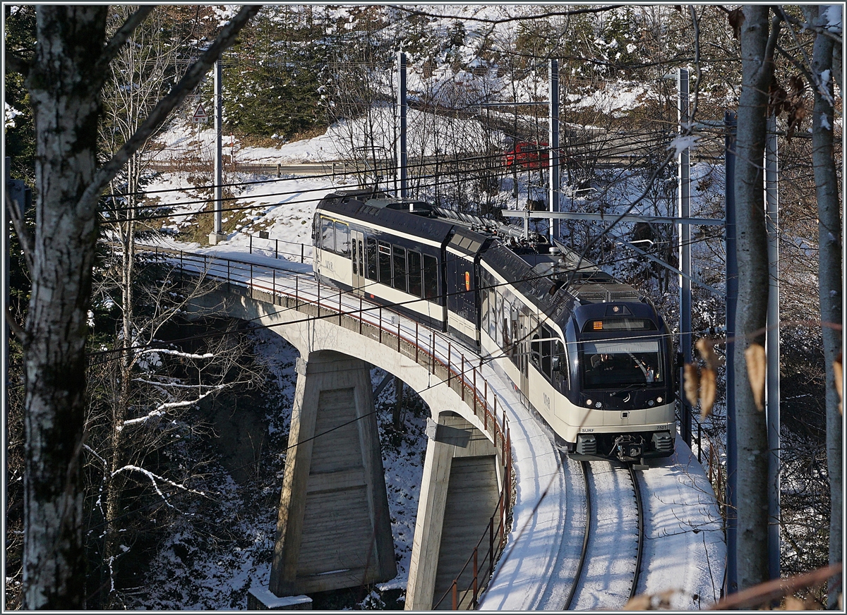 Aus gutem Grund nutze ich die östliche Seite zum Fotografieren der 93 Meter langen Pont Gardiol sehr selten: der Zugang ist etwas beschwerlich und selbst im Winter reicht die Vegetation von allen Seiten ins Bild rein. Trotzdem habe ich es nach langem wieder einmal versucht: Im reichlich verzierten Bild ist der CEV MVR ABeh 2/6 7501 als MOB Regionalzug R 23l4 von Montreux nach Les Avants unterwegs.

10. Januar 2021