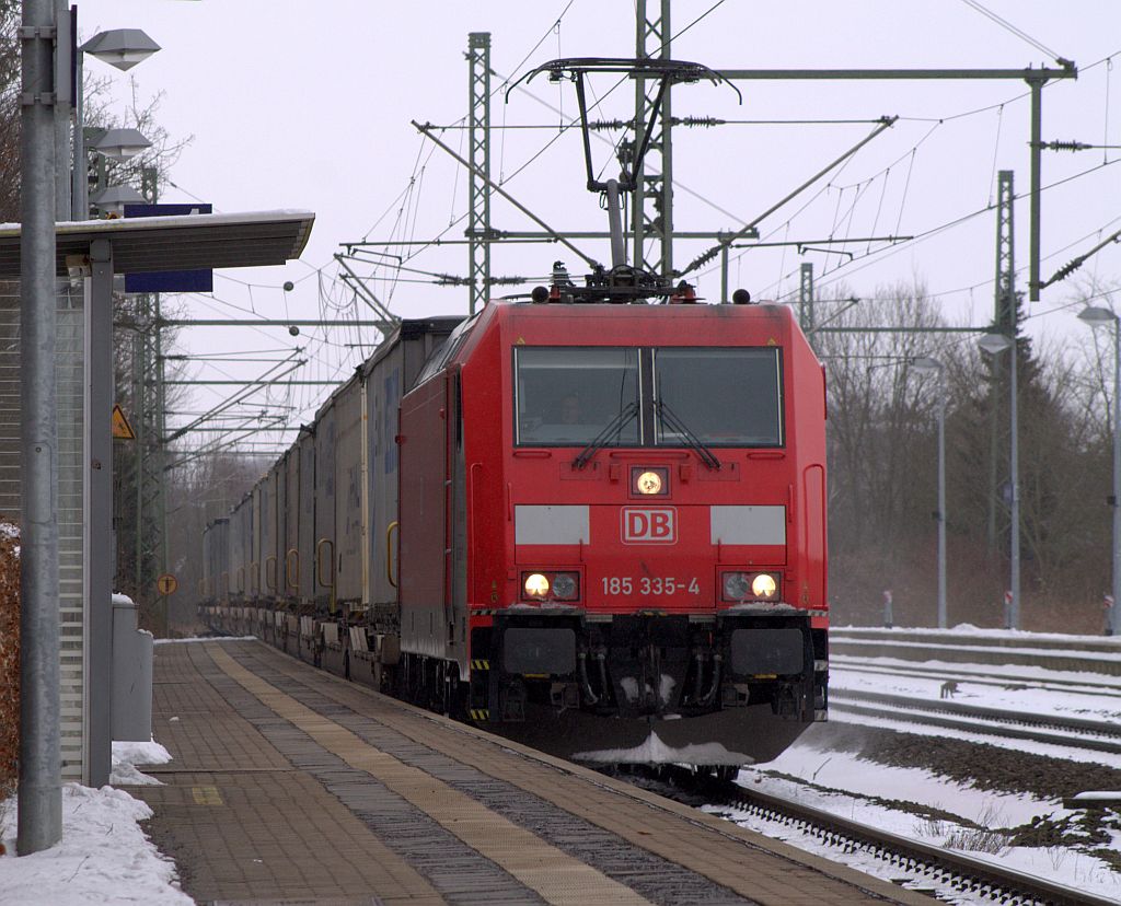 Aus Hannover-Linden kommend rauscht hier der Rhenus/Ewals KLV EZ 44722 mit Zuglok DBS/RSC 185 335-4 durch Schleswig, sein Ziel ist Göteborg. 19.03.2013