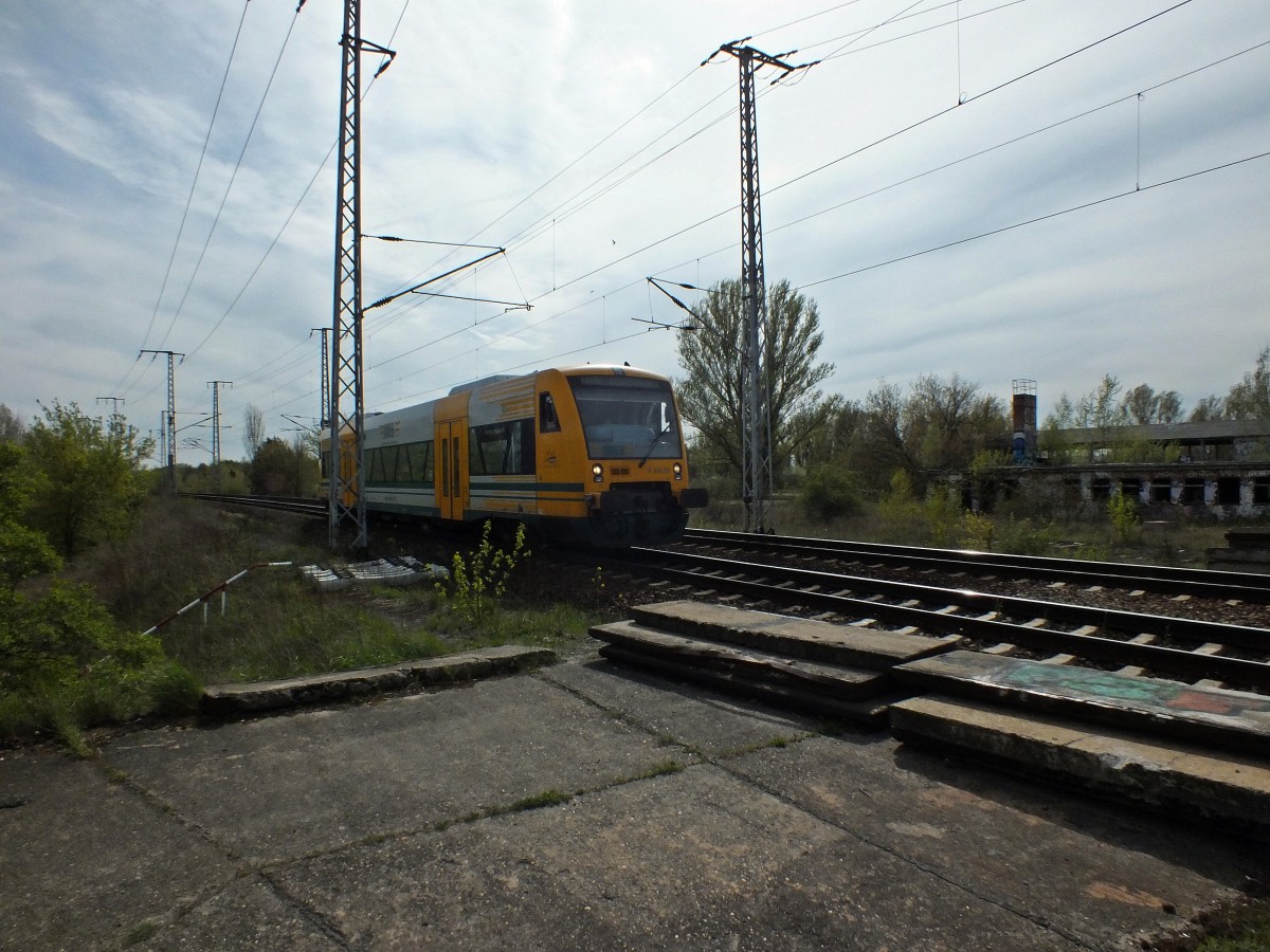 Aus Richtung Frankfurt schlich sich am 17.4.14 VT650.82  Stadt Knigs Wusterhausen  heran.